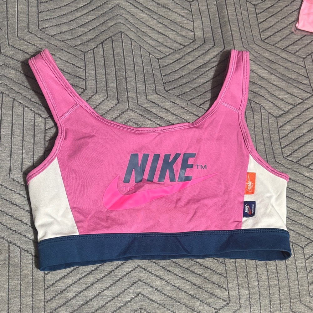 Nike Women's Swoosh Icon Clash Sports Bra
